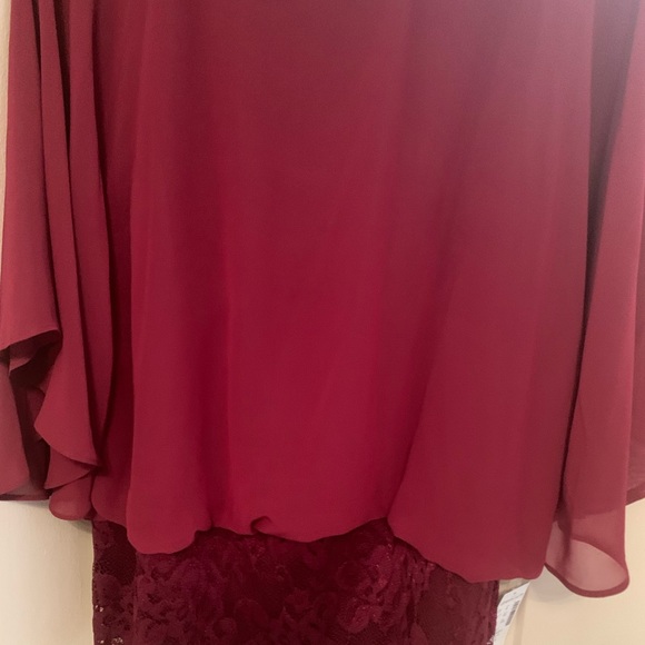 A blouse 100% polyester 93% nylon 7% Spandex lining 100% Polyester - Picture 3 of 7